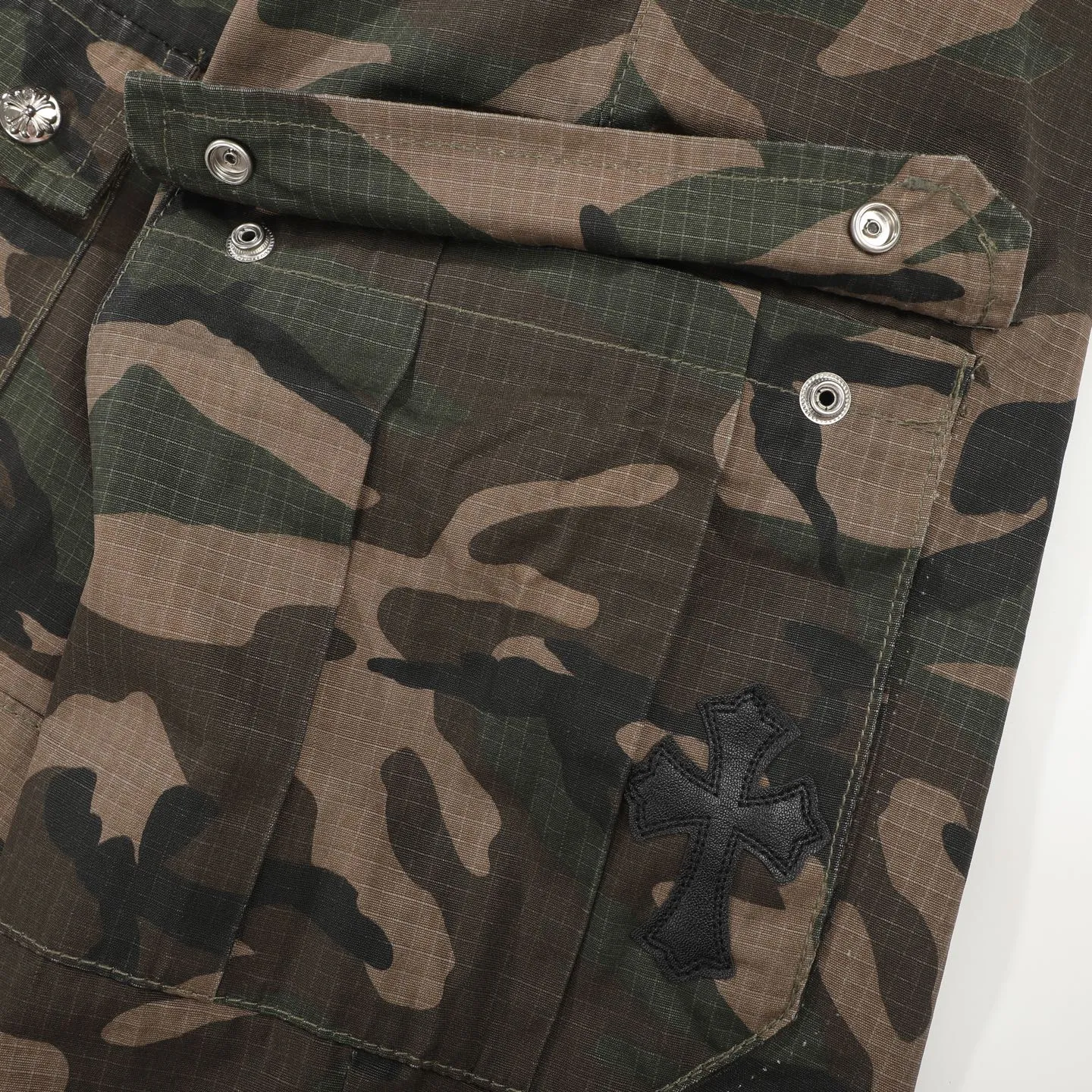 P280 Chrome HeartsCH camouflage logging pants straight-leg Sanskrit unisex overalls, W-level cabinet, patchwork cross pattern embellishment, high-waisted washed jeans! ! Absolutely high-end luxury products, 1.9W-level god-level single products, super popular products, built with top heavy industry, a magic weapon that cannot be missed. About Zangyin, this is an extremely luxurious fashion brand, which can also be called the aristocrats of the high street. It has always been an exclusive brand for some hipsters or the rich second generation. Compared with ordinary high streets, it is more luxurious and noble. Compared with luxury brands, it has a more fashionable personality and has always been a brand that I have a special liking for. Imported yarn is custom-woven into a high-density twill canvas, which ensures a crisp silhouette while also making the fabric very delicate to the touch. It follows the B01 classic silhouette, with a crisp and stylish upper body. The ready-made garments are stone-milled and fermented, so they can be matched with any style. Buttons and zippers are made of authentic YKK retro metal products. Double-layer canvas on the front knees has perfect details. All hardware is customized. Color: Camouflage Size: 28/30/32/34/36 Waist: 74/79/84/89/94 Sitting: 104/109/114/119 Pants length: 101/102/104/106/108